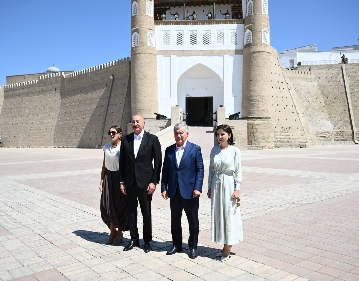 presidentaz's tweet photo. President Ilham Aliyev, First Lady Mehriban Aliyeva, President of Uzbekistan Shavkat Mirziyoyev, First Lady Ziroatkhon Mirziyoyeva and family members visited the Ark Fortress in Bukhara.

https://t.co/UMztjsUAOO https://t.co/4xRVR52PkF