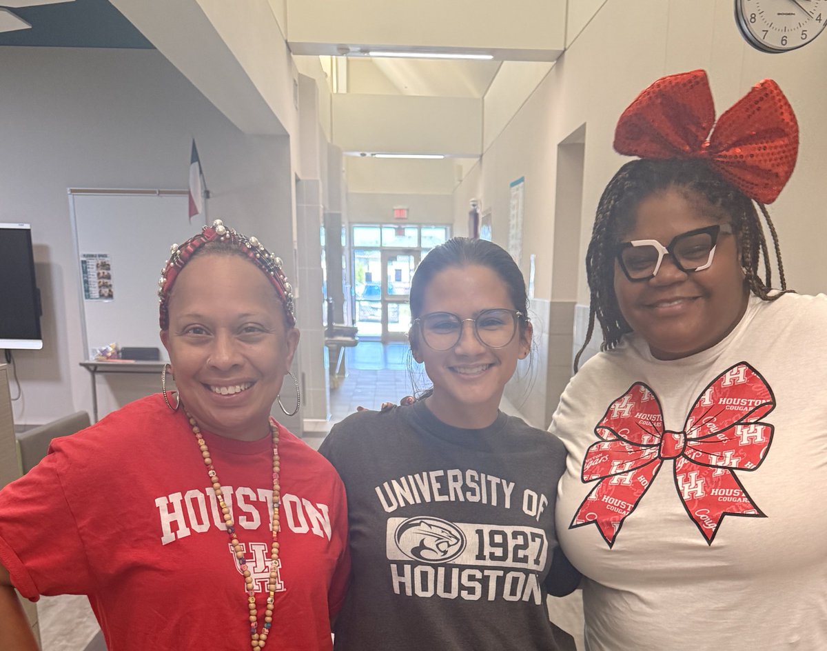 thepolishededu's tweet photo. Great minds rep alike! 🎓🐾❤️ A little Cougar spirit doesn’t hurt anyone. #CollegeShirtMonday #UH https://t.co/QkES18CmHE