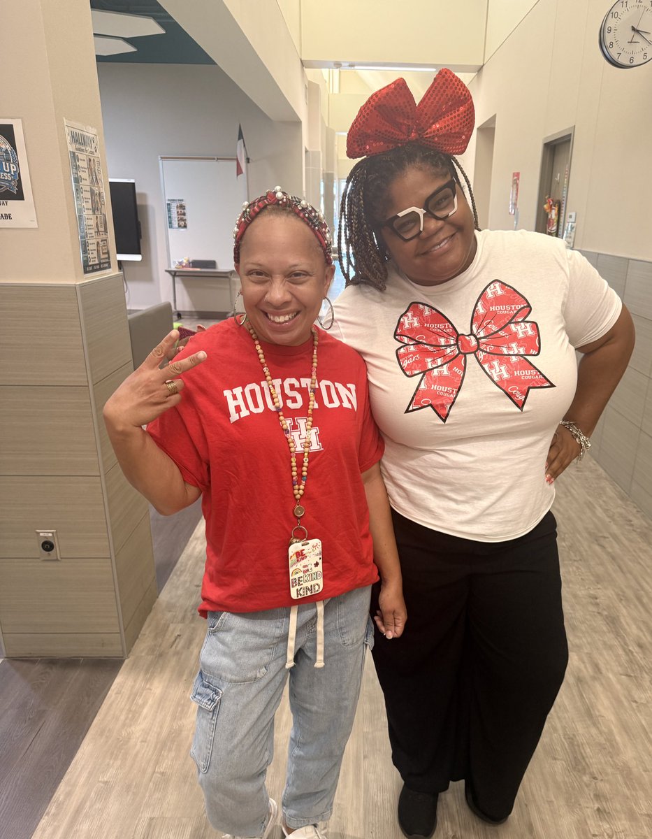 thepolishededu's tweet photo. Great minds rep alike! 🎓🐾❤️ A little Cougar spirit doesn’t hurt anyone. #CollegeShirtMonday #UH https://t.co/QkES18CmHE