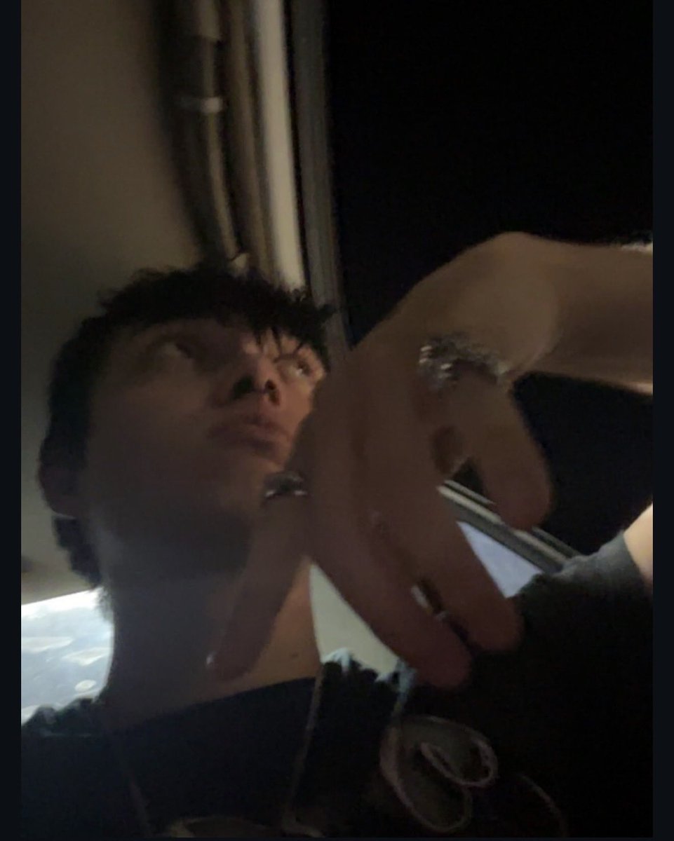 Zehkuro's tweet photo. I forgot this app is a very interesting place ngl lmao https://t.co/dSdirSEKZj