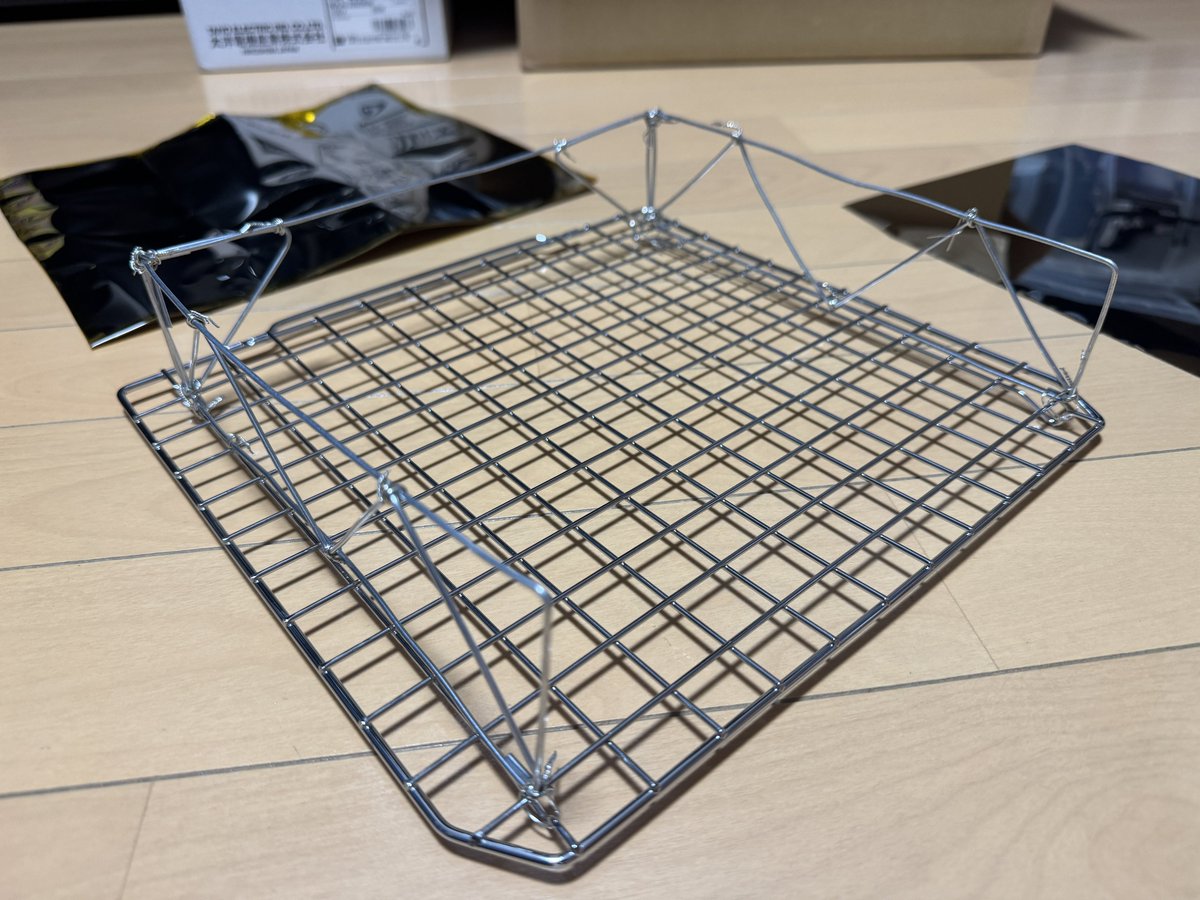 NASBY_Works's tweet photo. リフロー中に赤外線ヒーターからの遠赤外線がPCBに直撃しないためのシェードを作った。
オーブンの内蔵ファンだけでPCBを温められると良いが… https://t.co/vVeSHIZbgg