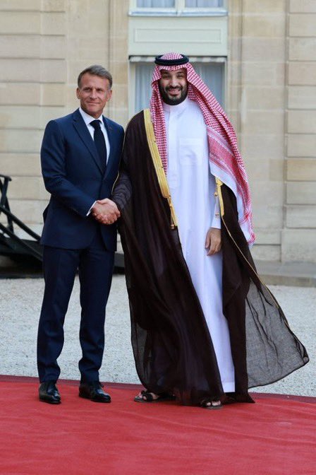 Alsubaii_Maram's tweet photo. سمو ولي العهد الأمير محمد بن سلمان زعيم الشرق الأوسط برفقة الرئيس الفرنسي إيمانويل ماكرون في قصر الإليزيه 🇸🇦 🇫🇷

لقاء يجمع الرياض وباريس على طاولة واحدة لبحث ملفات المنطقة المعقدة وتطوراتها وتعزيز الشراكة الاستراتيجية بين البلدين بما يرسّخ حضورهما وتأثيرهما في القضايا الإقليمية والدولية.

#محمد_بن_سلمان‌_في_باريس 🇸🇦🇸🇦🇸🇦