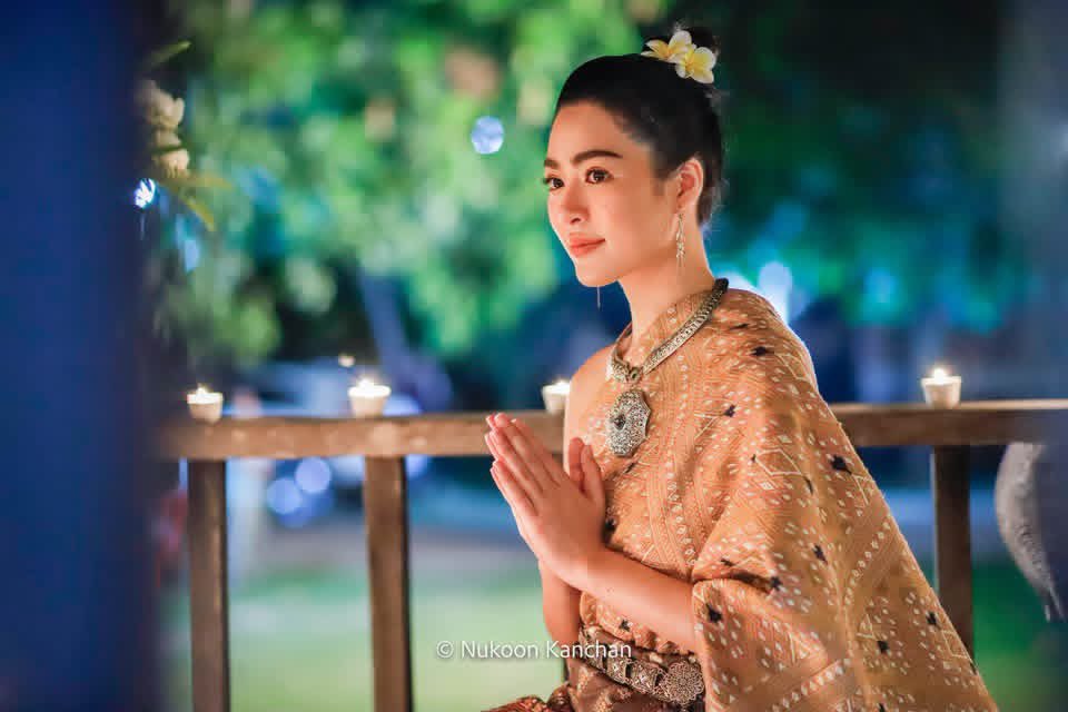 Jimmy__103's tweet photo. งามมากค่ะท่านหญิง @linglingsirilak 
ภาพถ่าย ปี 2561 
โดยคุณ 📸 : Nukoon Kanchan 
#เฮือนดอนธรรม
#หลิงหลิงคอง
 #หลิงหลิงออม 
#กาฬสินธุ์
#Linglingkwong‌ #lingorm https://t.co/XFqhUViJG5