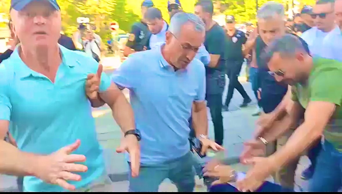 cenkozatici's tweet photo. Görüntülerde yerde sürüklenen kişi Bursa Milletvekilimiz Selçuk Türkoğlu!

Polisin sert müdahalesiyle düşürülmüş, yerde darp edilmiştir. 

Görüldüğü üzere hemen arkasında ben de 3 kişi tarafından tutularak engelleniyorum. 

Teröristin baş tacı edildiği yerde, gazilerin hakkını savunan milletin temsilcisi yerlerde sürükleniyor.