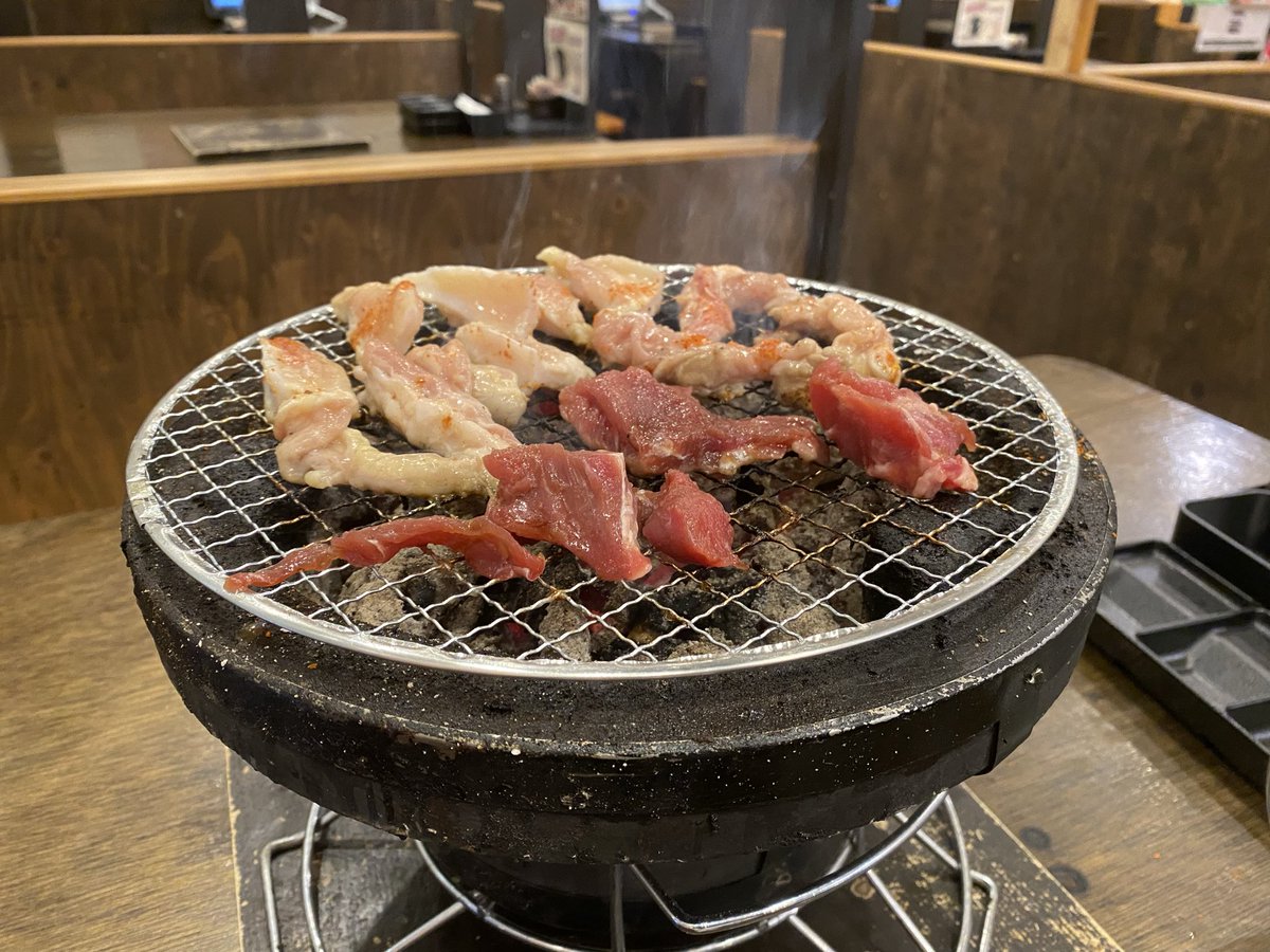 ITENTYOU's tweet photo. 仕事終わりで
1人焼肉へ🍖

いつも
本家I店長に肉は
焼いてもらって
皿に入れてもらってるんで…笑
過保部下です。笑

自分で焼いたら
めちゃくちゃO型でます💦笑

＃1人焼肉
＃大阪マラソン
＃I店長
＃かみさん
＃ずっと応援してます https://t.co/iwjKKvgmiP