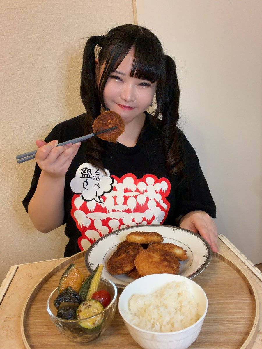 shion0_25mg's tweet photo. 小娘、遅くなってごめんなさいね。
今日のお土産はドカ盛りのメンチカツよ！
遅くまで待っていてくれてありがとう。
小娘の喜ぶ顔が見られるなら、お姉さん何だって出来るわ。 https://t.co/Y4HxMxRoxy