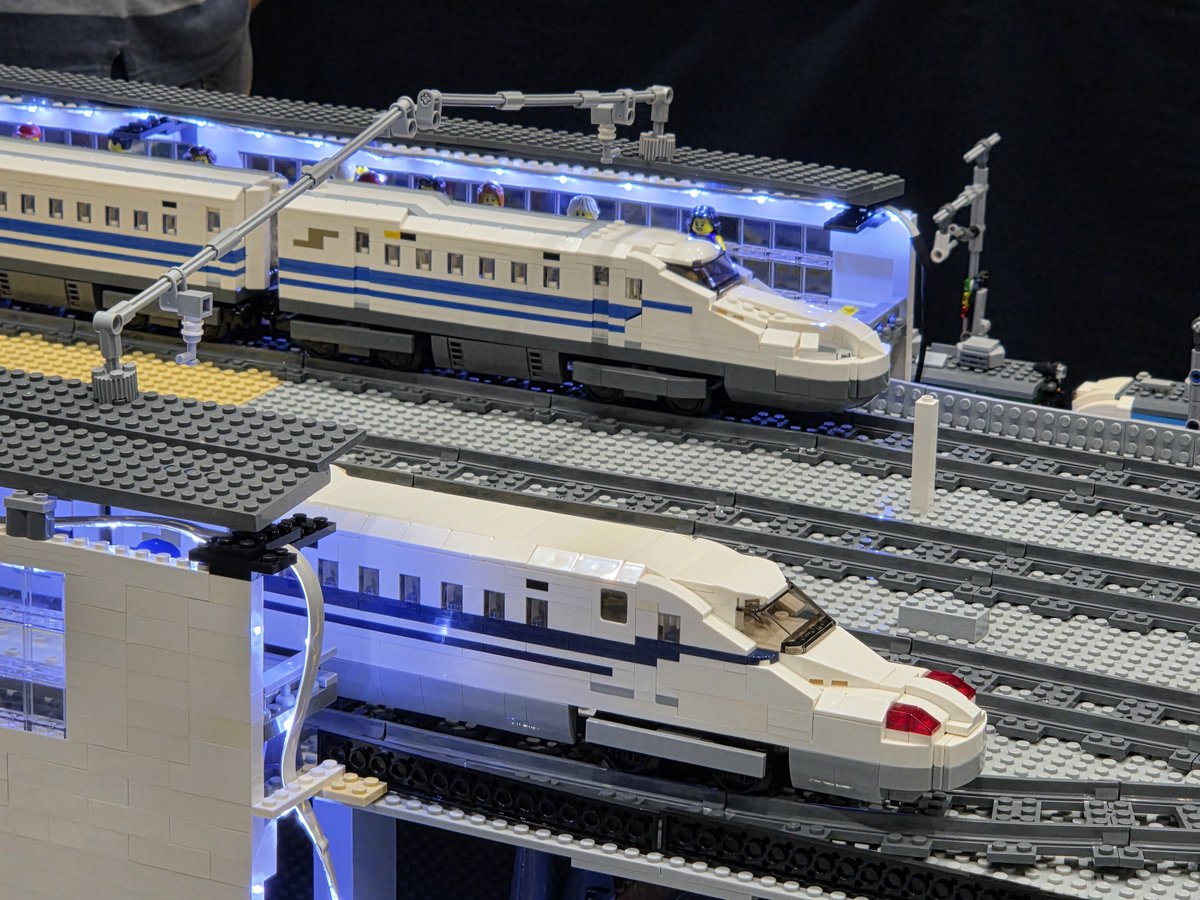 Legoshika__'s tweet photo. 薬師山さん作のN700Sとの並び
#JAM2026レゴ https://t.co/dX8dqYSTq2