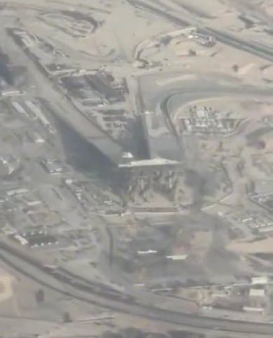 TinoCLeclerc's tweet photo. Ya se está construyendo una curva que tiene la altura de 20 pisos de un edificio.

Es un circuito de Arabia Saudita que va a llegar a la Fórmula 1 para 2028.

(pobre el piloto que se pase de frenada) https://t.co/hPTyKZ8S3b