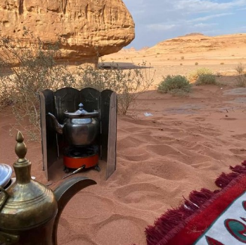 AhmadouSalik's tweet photo. أحلى أتاي هو اللي يتشرب في جو هادئ، فوق رمال الصحراء، والشمس وهي تغيب قدامك.. جلسة موريتانية بكل تفاصيلها. 🇲🇷☕ https://t.co/BZzzAeUYiE
