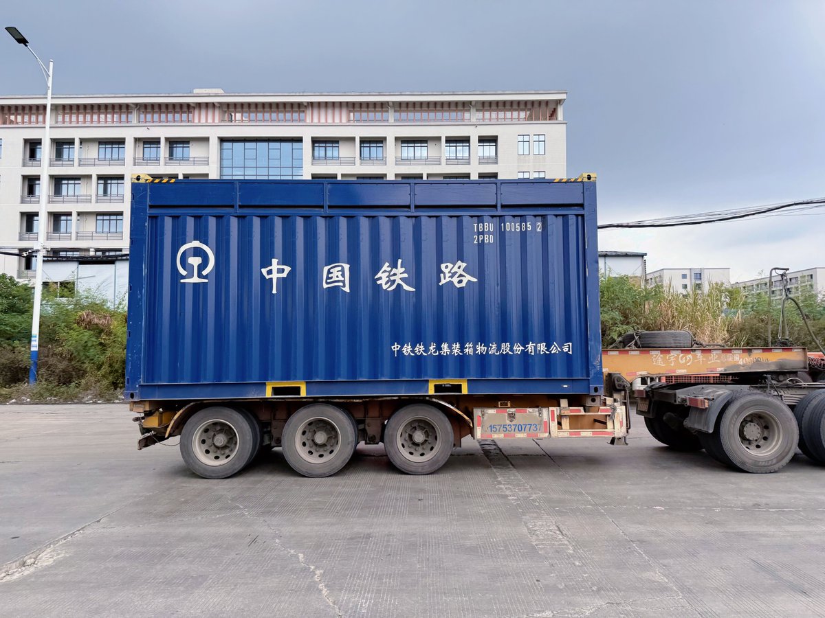 MaizuruMinase's tweet photo. China Railway
Dry  bulk container with open-top
Extreme wide 20ft box https://t.co/gkUFsedaXP