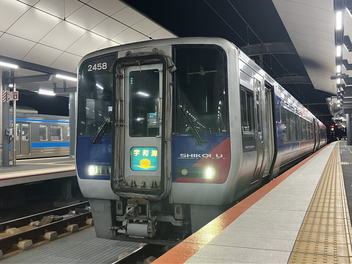 1341_remihura's tweet photo. 量産先行車乗れた、やっぱり全面のSHIKOKUの文字ちょっと剥げちゃってる、さっき普通のN2000見たけど全部の文字剥げちゃってるやつもいたからまだマシな方なんかなぁ https://t.co/HtR0MAWD7l