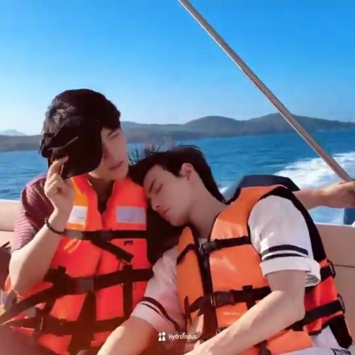 suunshines's tweet photo. this cat being clingy to his owner https://t.co/tgNFLooUFD