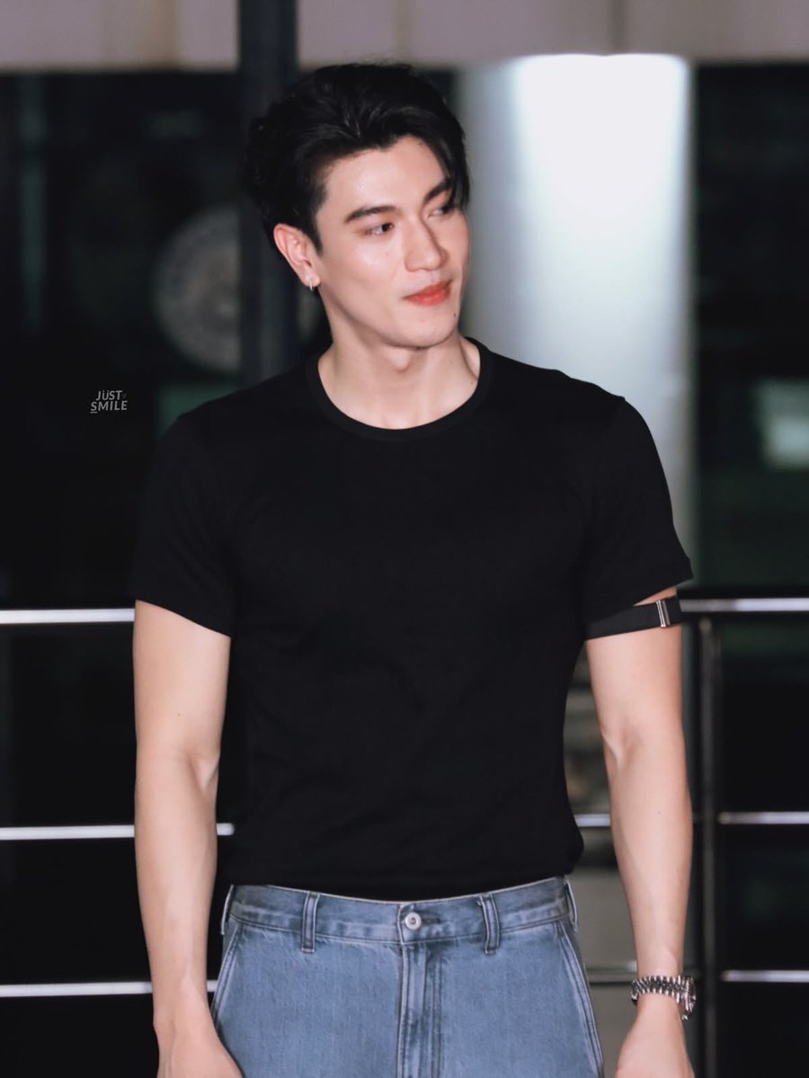 MT_AIAL's tweet photo. ทุกวันนี้จั๊นก็ยังให้ลุคนี้คือที่สุด🫪เสื้อยืดเกงยีนส์ง่ายๆแต่ใส่แล้วโครตออร่าไม่รู้ฮีกินไรก่อนมานึกว่าไฟนีออนไซส์งานวัดเดินได้ https://t.co/eh6hkMcoWS