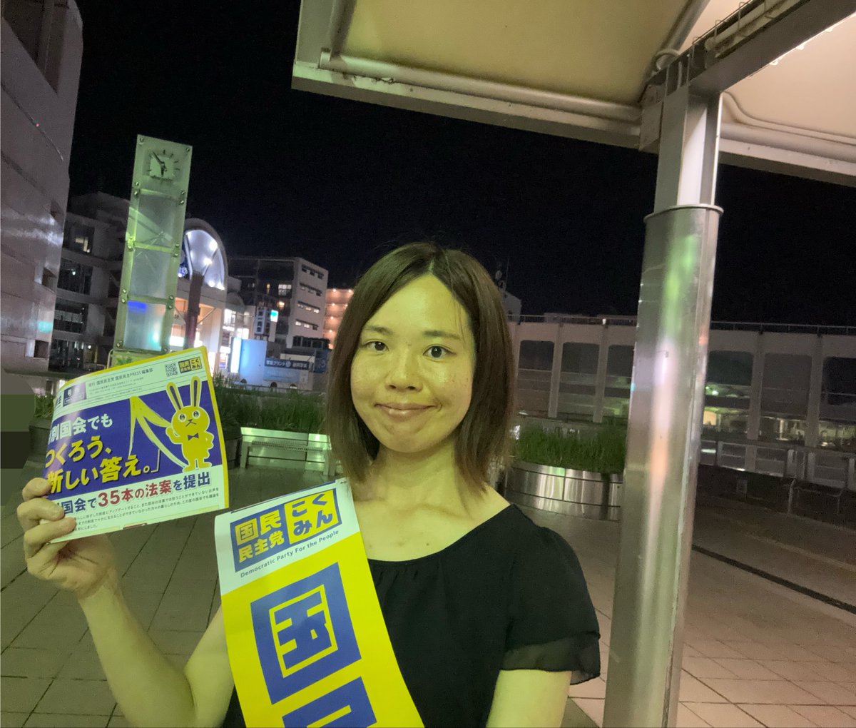 kei_kokumin's tweet photo. 茅ヶ崎駅北口にてご挨拶。遠くからこちらの方へ向かってきて下さる方がいらっしゃって、タスキの視認性効果を実感。(正直恥ずかしい気持ちもありますが、慣れですね！)
個人ビラももう少しでできあがります！
#茅ヶ崎市
#国民民主党 https://t.co/mojDcE88Y8