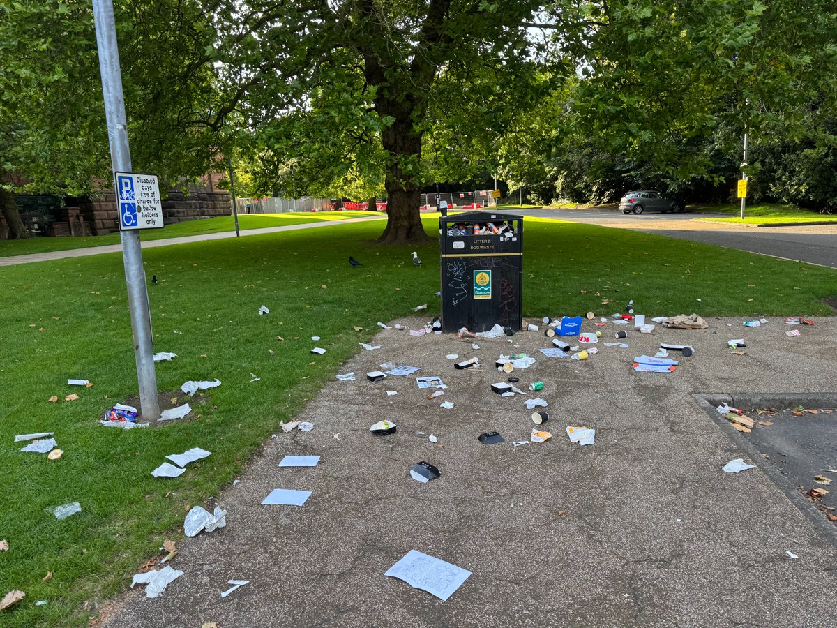 Mark1957's tweet photo. Glasgow - From 'No Mean City' to 'No Clean City'

What a ghastly mess outside of the Kelvingrove Art Gallery on Saturday evening

The bins were all full to overflowing - providing a field day for the seagulls and crows to make one helluva mess https://t.co/jLSlcfgjqF