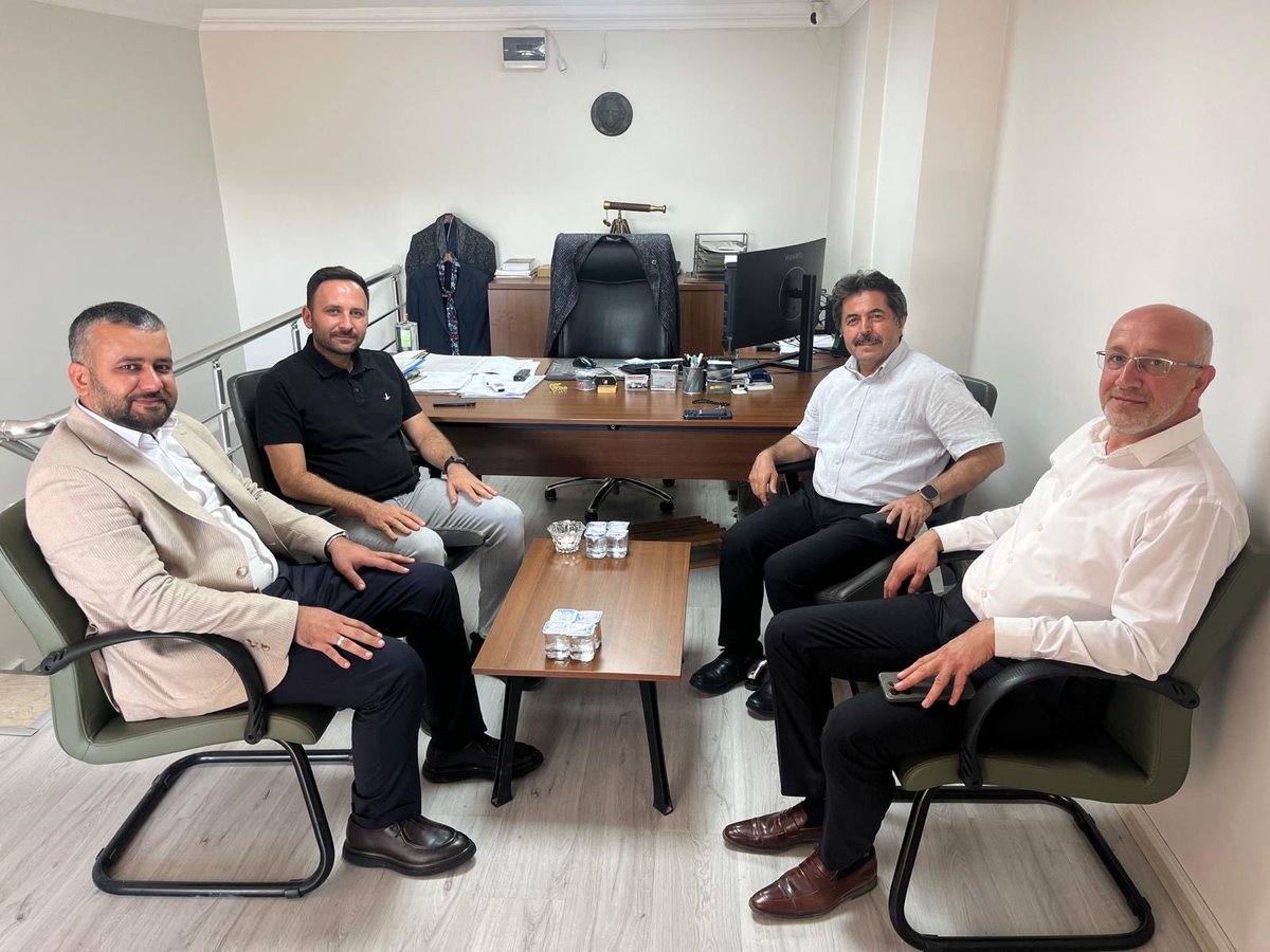 KamilKoglu's tweet photo. Karaman Mv. Sn Osman Sağlam, İl Başkanımız Mustafa Gözel ve önceki dönem AK Parti İl Başkanı Murat Öztürk Merkez ilçe kongremiz sonrası hayırlı olsun ziyareti gerçekleştirdiler. Kendilerine teşekkür ediyorum. Cumhur İttifakı olarak Şehrimiz için birlikte çalışmaya devam edeceğiz. https://t.co/8XPxRZvTMA