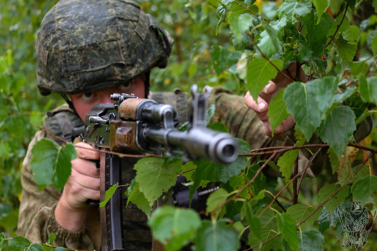 TheGreyPatriot_'s tweet photo. 🇧🇾🇷🇺 Today's training of troops from 103rd Vitebsk Separate Guards Airborne Brigade in Brest Oblast.
#Russia #Belarus #Belarusian #Today #Military #Army #VDV #Paratroopers #Airborne #Tactical #Training #AK74 #EMR https://t.co/1redr6q4Sh