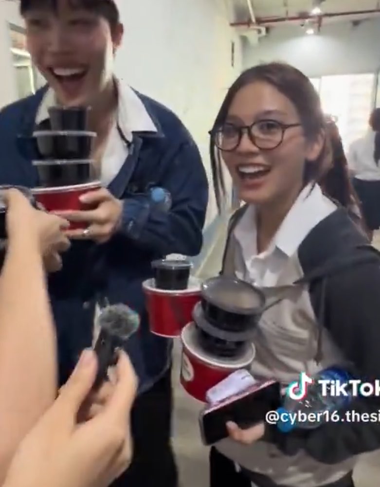 1tamjai's tweet photo. ในสายตาพี่มี่บอนนี่กินข้าว สอง สาม สี่ กล่อง กินได้อีกกินได้อีกชาวเด้อกินได้อีกก https://t.co/et0EFTT9Hc