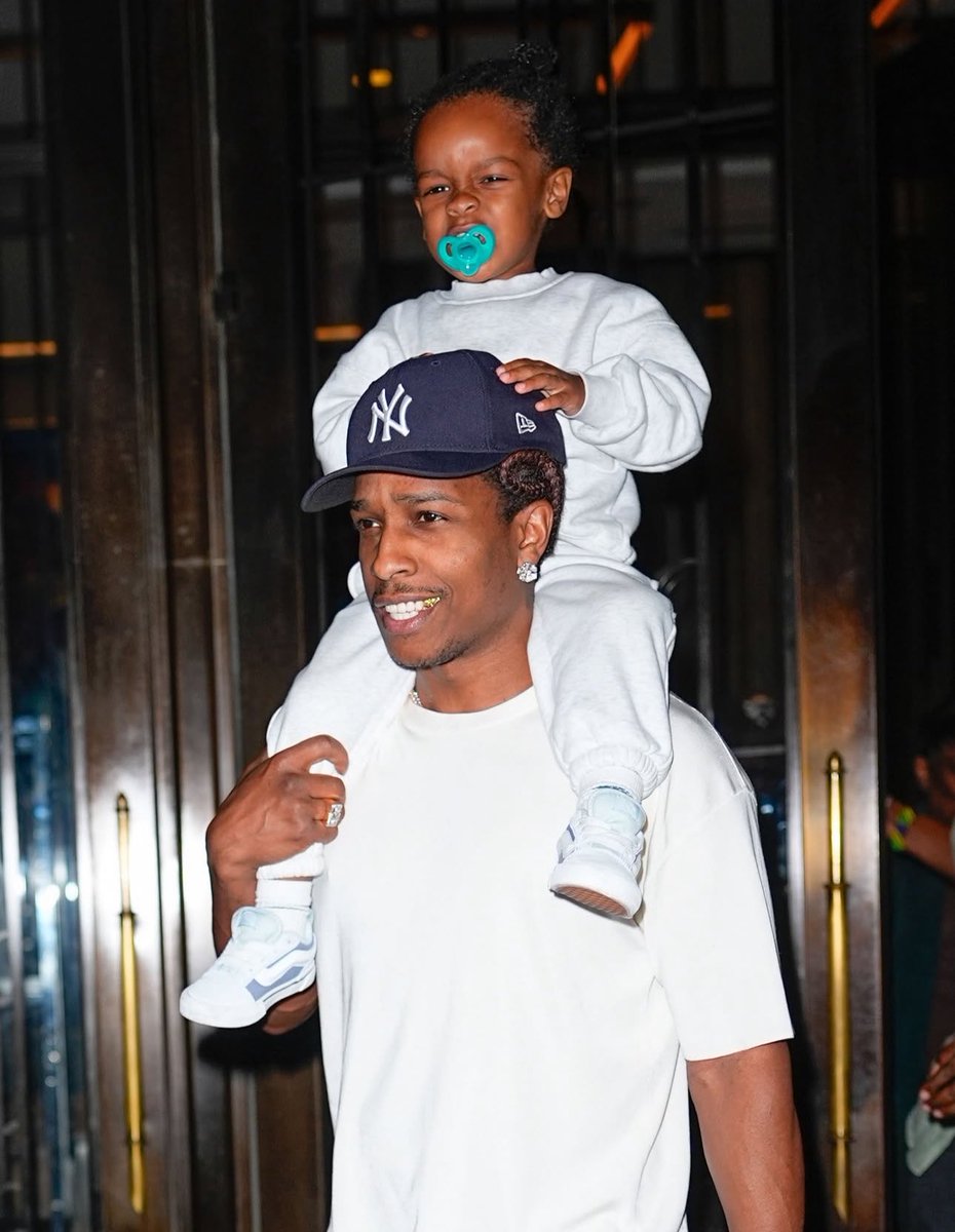 GossipRoomOff's tweet photo. 🚨 A$AP Rocky a été photographié en mode papa gâteau à New York ! 

Le rappeur était accompagné de ses trois enfants, RZA, Riot Rose et Rocky Irish, qu’il partage avec Rihanna.

Entre un enfant sur les épaules, sa petite dernière dans les bras et les affaires de toute la tribu à transporter, A$AP Rocky avait visiblement les mains bien occupées. 

Des images pleines de tendresse qui montrent une nouvelle fois son côté papa attentionné et très présent auprès de ses enfants. 🥹💗 (via Getty Images)