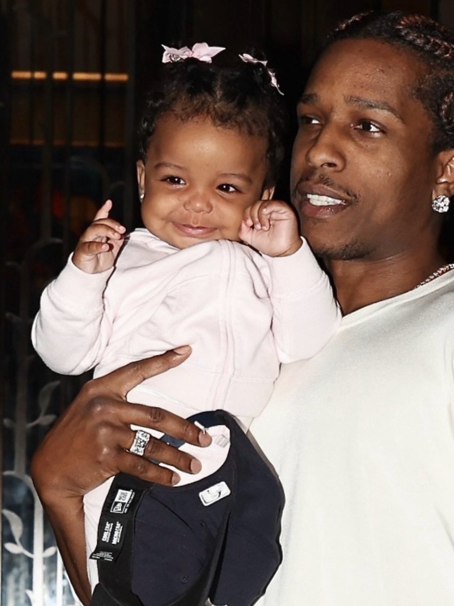 GossipRoomOff's tweet photo. 🚨 A$AP Rocky a été photographié en mode papa gâteau à New York ! 

Le rappeur était accompagné de ses trois enfants, RZA, Riot Rose et Rocky Irish, qu’il partage avec Rihanna.

Entre un enfant sur les épaules, sa petite dernière dans les bras et les affaires de toute la tribu à transporter, A$AP Rocky avait visiblement les mains bien occupées. 

Des images pleines de tendresse qui montrent une nouvelle fois son côté papa attentionné et très présent auprès de ses enfants. 🥹💗 (via Getty Images)
