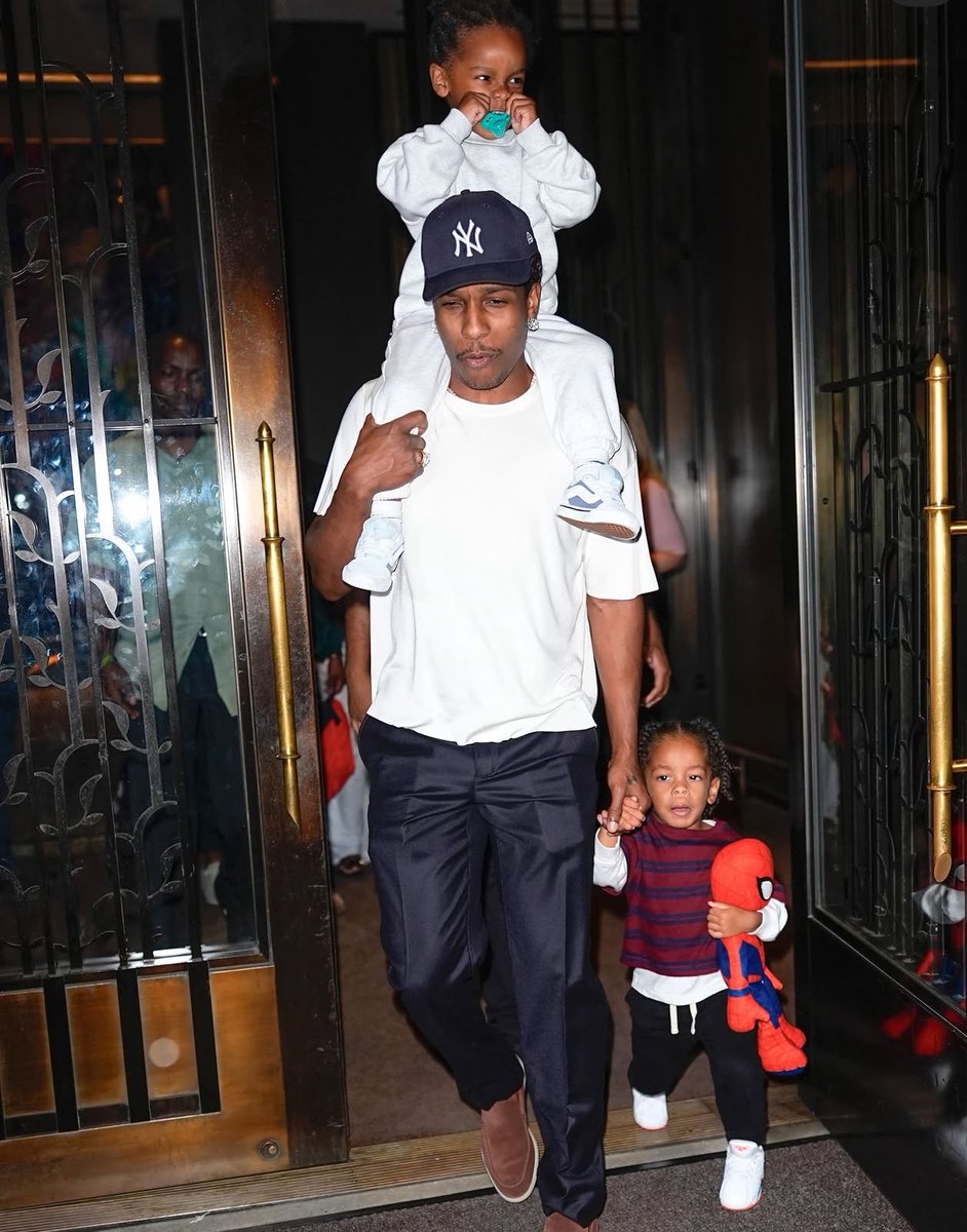 GossipRoomOff's tweet photo. 🚨 A$AP Rocky a été photographié en mode papa gâteau à New York ! 

Le rappeur était accompagné de ses trois enfants, RZA, Riot Rose et Rocky Irish, qu’il partage avec Rihanna.

Entre un enfant sur les épaules, sa petite dernière dans les bras et les affaires de toute la tribu à transporter, A$AP Rocky avait visiblement les mains bien occupées. 

Des images pleines de tendresse qui montrent une nouvelle fois son côté papa attentionné et très présent auprès de ses enfants. 🥹💗 (via Getty Images)