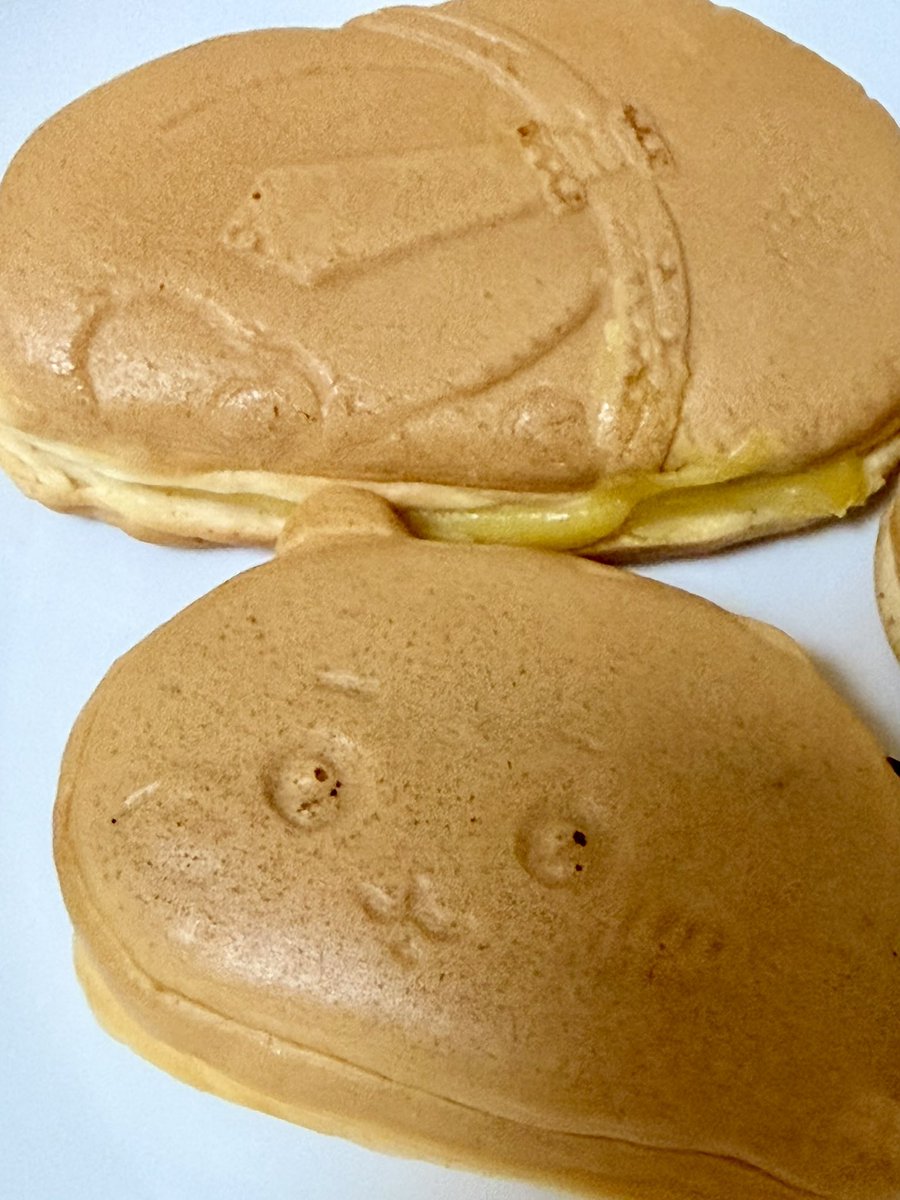 nagi_nagio's tweet photo. 帰宅して並べて写真撮ったよ、ハマってないのに
味は全種類買ったよ、ハマってないけど1人で全部食べれっしマジで
ちいかわ焼きを持った3人が特にかわいいな、ハマってないけどウナ！！

一つ一つしっかりデザインも拘ってて、ラッコ先生の背中にはちゃんと剣も装備してあった🗡️さすがマスター（本当はそう呼ばれたかった）やな😁
食べる時にちょっと温める程度にトースターで焼いたりするとカリッと香ばしく食べられる🥯
#ちいかわ