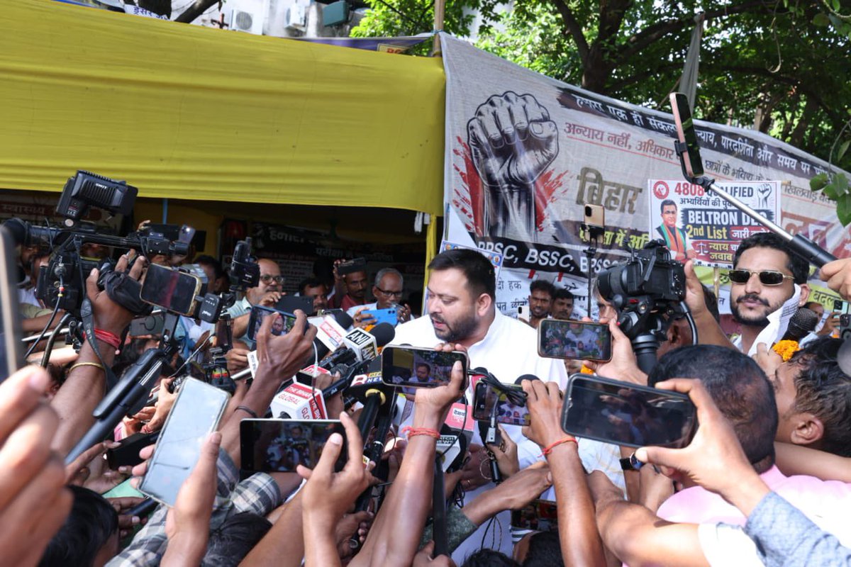 yadavtejashwi's tweet photo. पटना के गर्दनीबाग में जन वितरण प्रणाली विक्रेताओं (PDS) की आठ सूत्री मांगों को लेकर आयोजित राज्यस्तरीय विशाल धरना-प्रदर्शन को संबोधित कर अपना और पार्टी का समर्थन दिया।

रिकार्डतोड़ महंगाई, संगठित भ्रष्टाचार और सरकारी उदासीनता से परेशान फेयर प्राइस डीलर्स एसोसिएशन के विक्रेताओं की निम्न प्रमुख मांगों को गंभीरता से सुनना चाहिए:-

👉 गुजरात की तर्ज पर निश्चित 30 हज़ार मासिक मानदेय देना चाहिए। 

👉 झारखंड की तरह अनुकंपा नियुक्ति में समय सीमा की बाध्यता को समाप्त किया जाए।

👉 विगत छह महीनों से लेकर एक वर्ष के लंबित कमीशन का तत्काल भुगतान किया जाए। कमीशन लंबित रहने के कारण हजारों परिवारों के लाखों लोगों को आर्थिक परेशानियां झेलनी पड़ रही है।

👉 विधानसभा चुनाव पूर्व सरकार ने डीलर कमीशन में 47 रुपये की बढ़ोतरी की घोषणा की थी लेकिन एक वर्ष बीत जाने के बाद भी उन्हें यह राशि अप्राप्त है। इसे अविलंब जारी किया जाए।

👉 बिहार राज्य खाद्य निगम के गोदाम में व्याप्त भ्रष्टाचार पर पूर्ण प्रतिबंध लगाया जाए।

👉 माप-तौल, घटतौली, ई-पॉस एवं सर्वर इत्यादि से जुड़ी तकनीकी समस्या���ं का रियलटाइम में समाधान होना चाहिए।
#TejashwiYadav #RJD #Bihar #protest