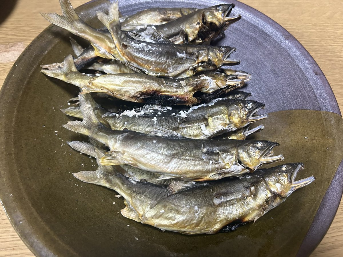 mlle_legrand's tweet photo. 神通川天然鮎の塩焼き
焼き上がりましたよ😋

#鮎の塩焼き
#神通川天然鮎 https://t.co/DMxMN6SP2S