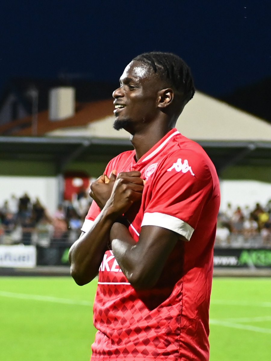 ActuFoot_'s tweet photo. LA LIGUE 3 DONNE DÉJÀ UN VRAI COUP DE PROJECTEUR AUX JOUEURS !!!! 🤩👇

Mansour Samb 🇸🇳 (2002), prêté par un club danois à La Roche-sur-Yon, INTÉRESSE DÉJÀ DES CLUBS DE LIGUE 2 ET DE LIGUE 1 après un début de saison canon avec 5 buts en 3 matches !!! ⚽️⚽️⚽️⚽️⚽️

👉 Un club de Ligue 1 veut déjà l'acheter (pour le laisser en prêt en L3), des clubs de L2 veulent carrément casser son prêt pour le recruter. 😳

À 23 ans, il n’avait avant ces 3 matches de Ligue 3 que jouer 2 matches en pro dans le championnat danois.

🗞️ @sebnonda @footmercato