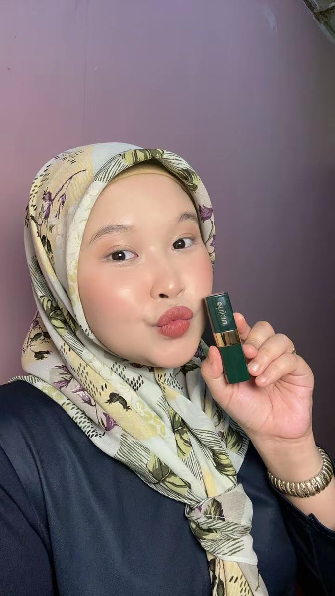 Bbysyaaaaa's tweet photo. Siapa ek haritu viral kan lipstick ni ? Lawa betulsss 😭 https://t.co/gDWkXV6lOJ