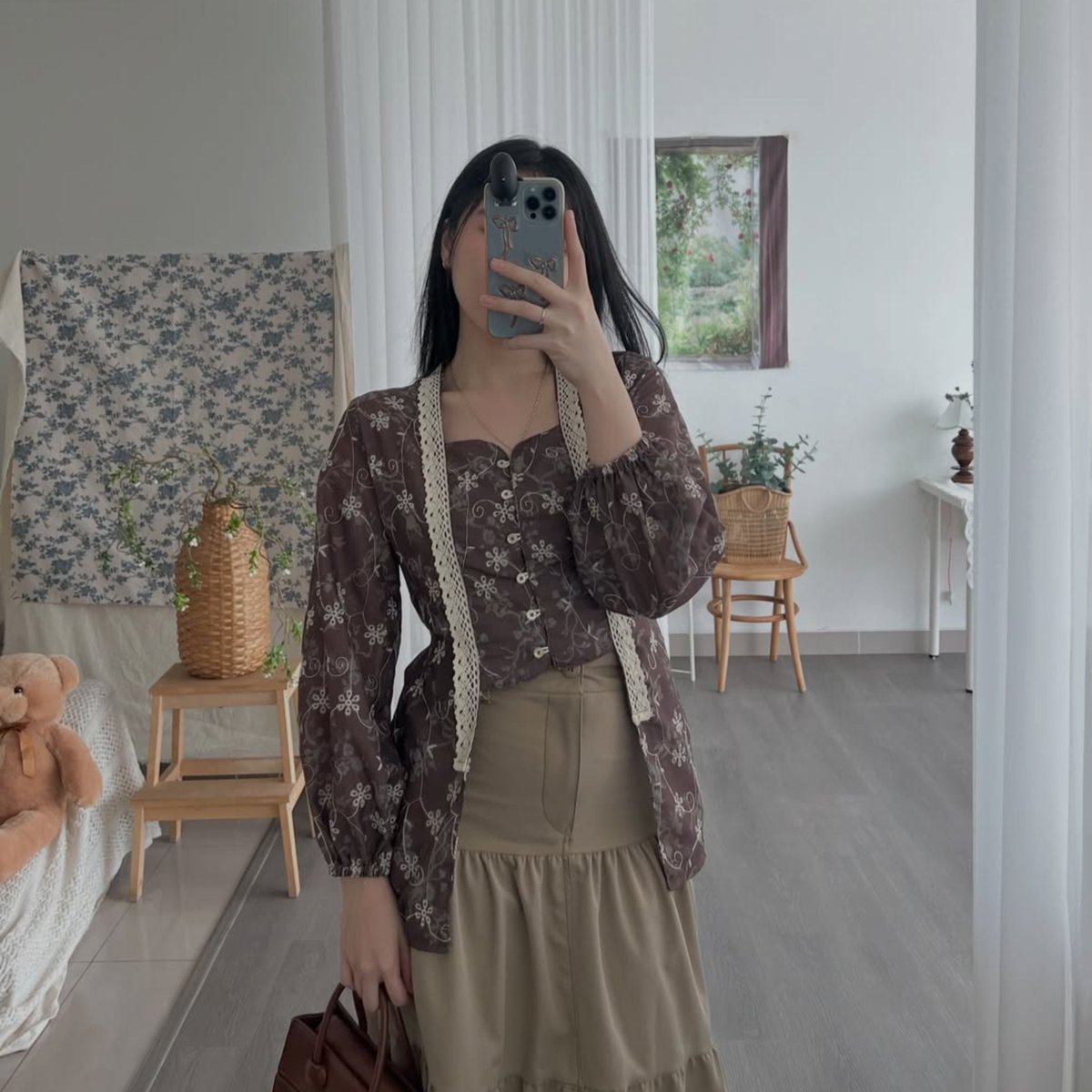 Capybarajawa's tweet photo. Blouse tapi kebaya? Kebaya tapi blouse? 

Yap, ini dia kebaya blouse modern yang cocok buat daily kamu 💐💕 https://t.co/hruhKV7TVp