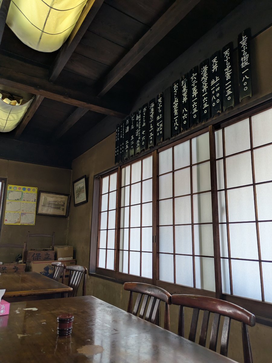 kadoya1's tweet photo. 土浦市、櫻𣘺(桜橋)跡の五叉路に佇む明治二年創業の天ぷら屋。創業157年。惚れ惚れする建物。しかし裏側はボロボロ。薄利で実直なご商売をしている証拠だ。奮発して上天ぷら御飯を頂く。大海老2、鱸、公魚、かき揚げなど。やはり餅は餅屋だな。最高にうまい。東京からこの店の為に来た。来て良かった。 https://t.co/MiA7taGdxP