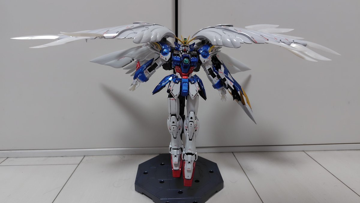 Abcd59128757's tweet photo. #ガンプラ 
#ウイングガンダムゼロEW 
#プラモデルライフ 
ウイングガンダムゼロEWチタニウム作成。光沢コートでテカテカに。
とうとう買ってしまった…。いやでも素晴らしいわ…。 https://t.co/OfGiZTswaA