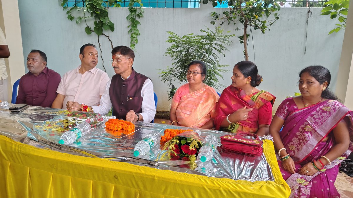 SethSanjayMP's tweet photo. अनाबद्ध निधि से लगभग 17 लाख रुपये की लागत से रातू प्रखंड के फुटकल में पीसीसी पथ का निर्माण किया जाएगा। आज हटिया के विधायक श्री नवीन जायसवाल जी के साथ इस महत्वपूर्ण सड़क निर्माण कार्य का शिलान्यास किया।
यह पथ स्थानीय ग्रामीणों की आवागमन सुविधा को बेहतर बनाने के साथ क्षेत्र के विकास को नई गति देगा।
इस अवसर पर जिला परिषद अध्यक्ष श्रीमती निर्मला भगत, प्रमुख श्रीमती संगीता देवी, रेणु देवी, मंडल अध्यक्ष श्री अमित गोप, श्री देवेंद्र सिंह, श्री दशरथ महतो एवं श्री बलराम गोप सहित अन्य गणमान्य लोग उपस्थित रहे।