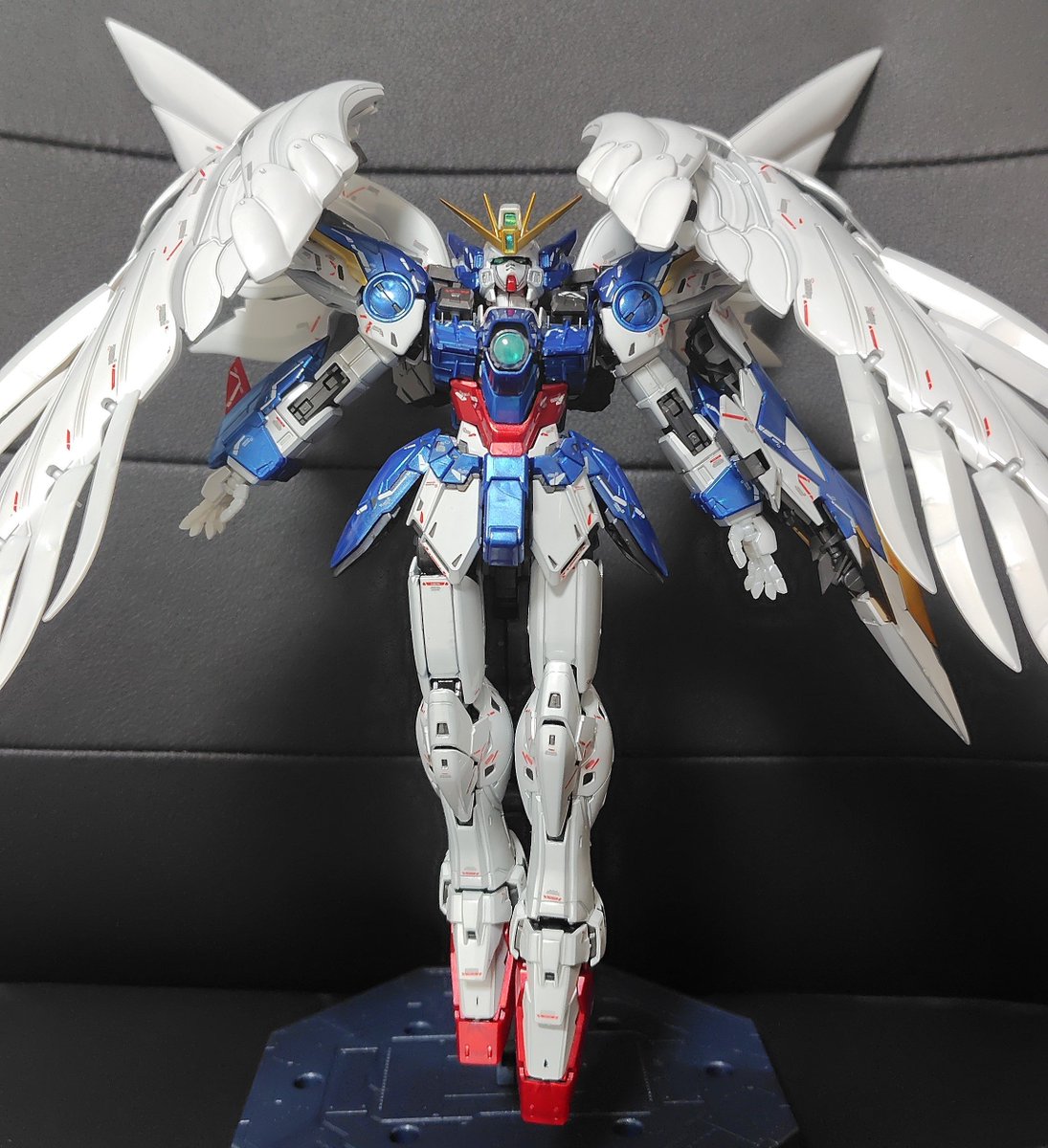 Abcd59128757's tweet photo. #ガンプラ 
#ウイングガンダムゼロEW 
#プラモデルライフ 
ウイングガンダムゼロEWチタニウム作成。光沢コートでテカテカに。
とうとう買ってしまった…。いやでも素晴らしいわ…。 https://t.co/OfGiZTswaA