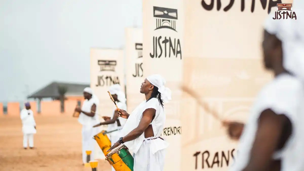 LNTribune's tweet photo. #Bénin : à #Ouidah, la #JISTNA2026 veut renouer les liens avec les Afrodescendants
Le Bénin a commémoré dimanche 23 août 2026 à Ouidah la Journée internationale du souvenir de la traite négrière et de son abolition, avec un accent particulier sur les liens à renouer avec les Afrodescendants. La cérémonie, organisée face à l’océan Atlantique, a réuni autorités béninoises, représentants d’Haïti, responsables traditionnels et membres de la diaspora. Cette édition a été placée sous le thème « De la Porte du Non-Retour à la Porte du Retour ». Au-delà de l’hommage aux victimes de la traite, les échanges ont porté sur la transmission de cette histoire et sur les moyens de renforcer les relations entre l’#Afrique, les #Caraïbes et les communautés afrodescendantes. La commémoration a aussi donné une traduction concrète à cette politique de reconnexion. Trois Afrodescendants ont reçu, le 23 août à Ouidah, leurs attestations de nationalité béninoise dans le cadre de la cérémonie officielle organisée par le ministère de la Justice et de la Législation.