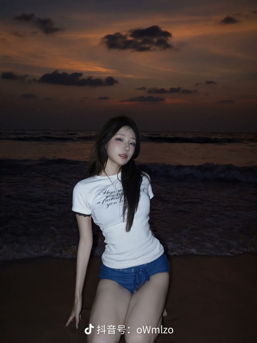 Samiscagood's tweet photo. 但是意淫的帖子还会照常更新的😋最近被这个王墨绫子盯得不行了啊🥵这两张真的有人能忍住吗，看见就想下跪然后无脑滑精了齁哦哦哦🥵 https://t.co/XlxkkYw91g