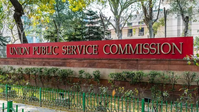 airnewsalerts's tweet photo. UPSC invites applications from eligible candidates for direct recruitment to various posts.

🧑‍🎓Detailed Special Advertisement No. 52/2026, along with instructions to the candidates, has been uploaded on the Commission’s website https://t.co/SicFnyQKbM 

🧑‍🎓Interested candidates can apply through the Online Recruitment Application portal https://t.co/JX9iDExJOt from 22nd August, 2026 to 11th September, 2026

#UPSC