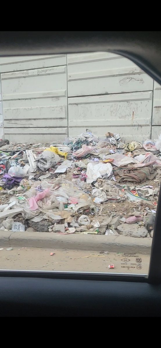 mathildera11223's tweet photo. The other situation in #gurugram is those sectors where @MunCorpGurugram teams never go to clean. Its been 3 years i live here and i never saw the side of the roads being cleaned on MG road between Guru Dronasharya Metro station to sikanderpur metro. Despite 10000 complains from residents and NGO. The state of the road this morning