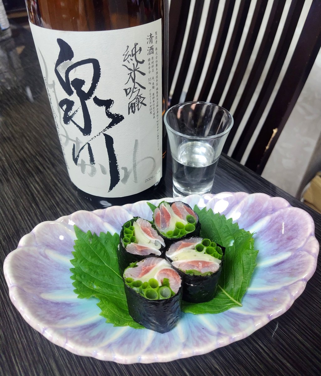 CHR63417's tweet photo. 鰯のガリ巻き🍶泉川(純米吟醸)

鰯を捌いて巻いて味わう☺️

あの「飛露喜」の酒蔵の純米吟醸酒😊

福島でも初めて見たかも...🤔

#廣木酒造本店 https://t.co/ysh1SC7IZ8