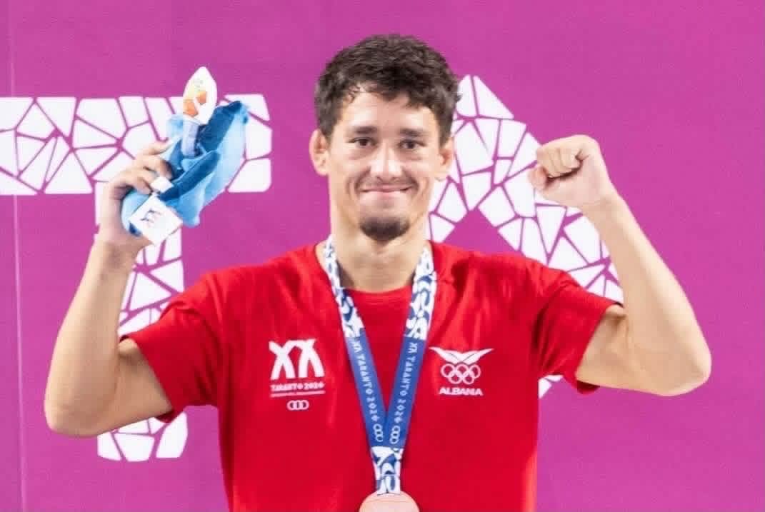 BGonxhja's tweet photo. 🇦🇱🥉 Medalja e parë për Shqipërinë në Lojërat Mesdhetare Taranto 2026! Ardit Zeneli ngjitet në podium në stilin greko-romak, duke fituar medaljen e bronztë në peshën -67 kg pas një dueli të jashtëzakonshëm, ku triumfoi 9-8 ndaj grekut Stavros Ntounias. 💪🔥 https://t.co/RBmVjqtBgY