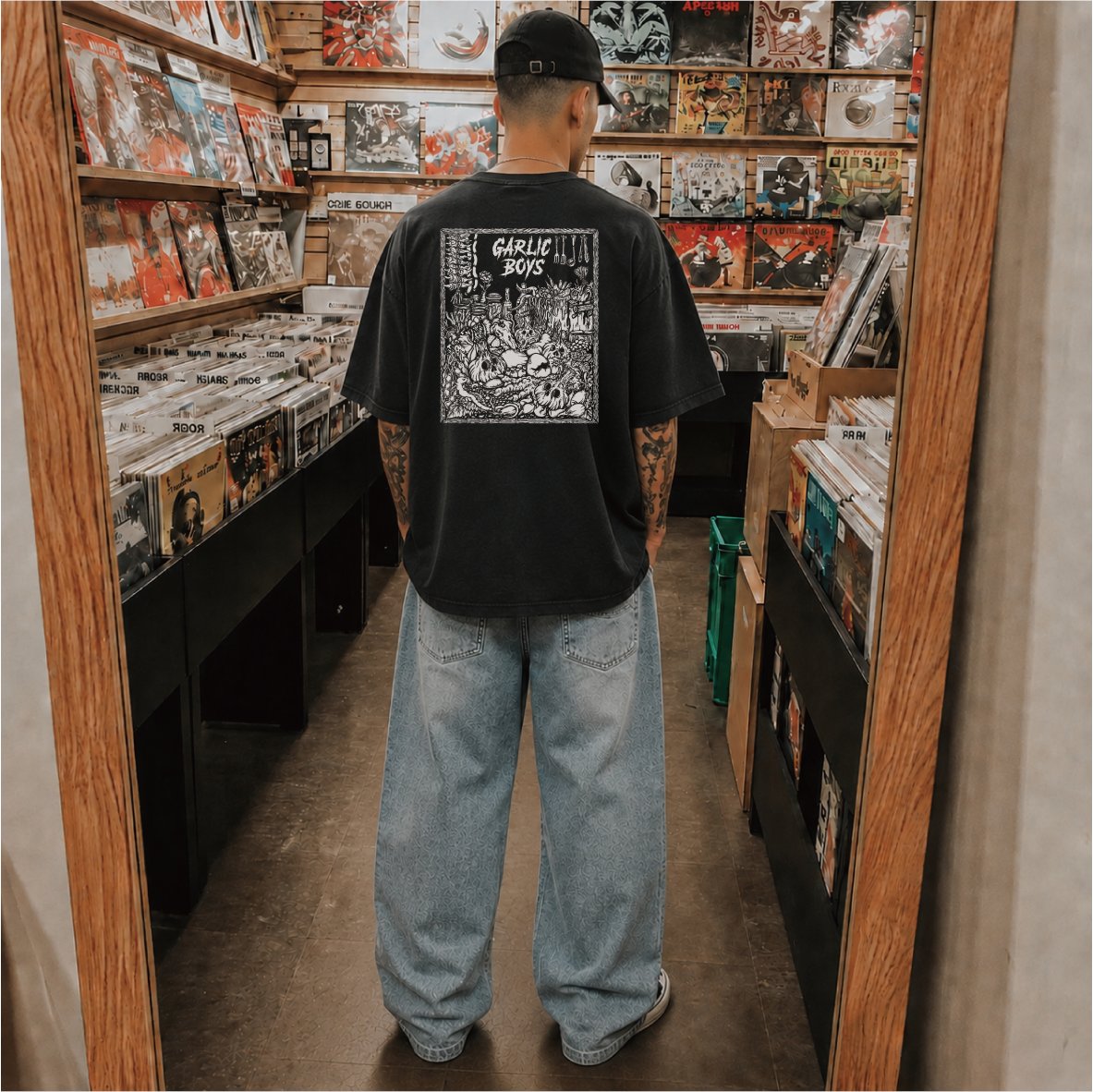 xxgarlicboysxx's tweet photo. 【NEW Release🔥】

「再沸する初期衝動＝NEVER DIE！」

ARTWORK
L.I.W products

フロントはワンポイント。
バックは容赦なし。

2026.8.29 SAT @渋谷CYCLONE

UNITED × GARLICBOYS
2MAN LIVE SHOW
「OLD SOLDIERS NEVER DIE!」

会場より販売開始⚡ https://t.co/qdBJvDU1w9