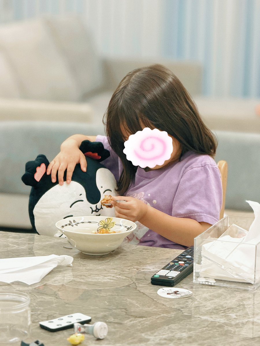 hitsujiuz's tweet photo. み〜〜〜て〜〜〜
セイレーンちゃんにオムライス食べさせてるその後ろにワンコがいるの https://t.co/imoGN6daqw