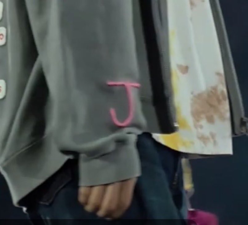 netizenjan's tweet photo. They wore each other’s badges, now Jin has the J (exactly the same as JK’s tattoo) in pink and a yellow star ⭐️ (as in star candy) embroidered on the sleeves of his hoodie 😭🐰🐹😎🤟🏻
#jinkook #kookjin https://t.co/geoiL2t895