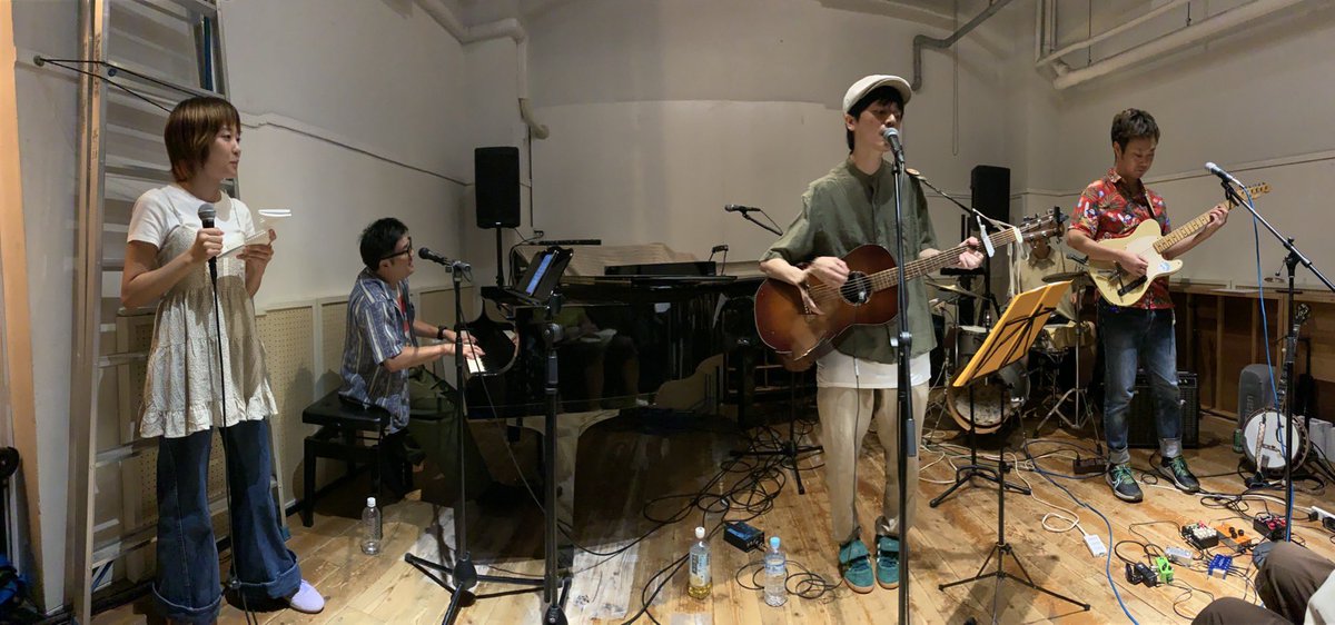 hisamitsu_house's tweet photo. 昨日の「時機に遅れた刊行記念」、満員御礼、ありがとうございました！
憧れの直枝さんと共演どころかご一緒に演奏できるなんて、本当に夢のように幸せな1日で、不明瞭なMCを繰り返しすいません。
念願のフルバンドセットでのkiss the gamblerかなふぁん参加も楽し嬉しく、改めて皆様に心より感謝を！ https://t.co/II2EQhsURy