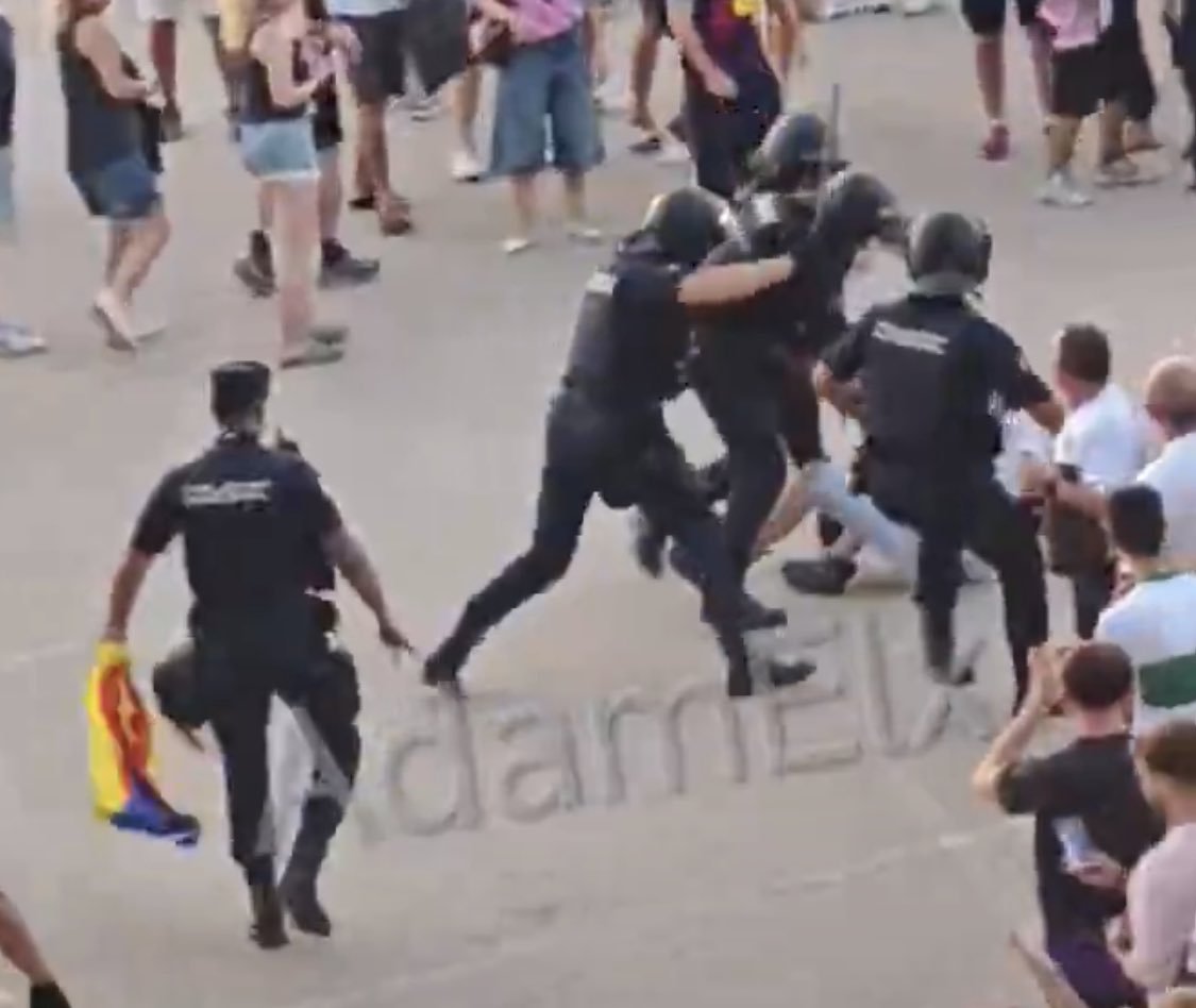 FeelLlibertat's tweet photo. "No és per l'estelada" diuen.

Llavors que porta a la mà el policia de l'esquerra????? https://t.co/ik7yMOBTVD
