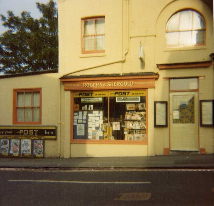readinglibrary's tweet photo. The newsagent's shop of Rogers and Shergold, No. 4 London Street, Reading, c. 1975. This building is now part of the London Street Brasserie - the single storey section on the left is now two storey, and the large window has been altered. #ReadingLocalHistory https://t.co/z8Vf3EWAWG