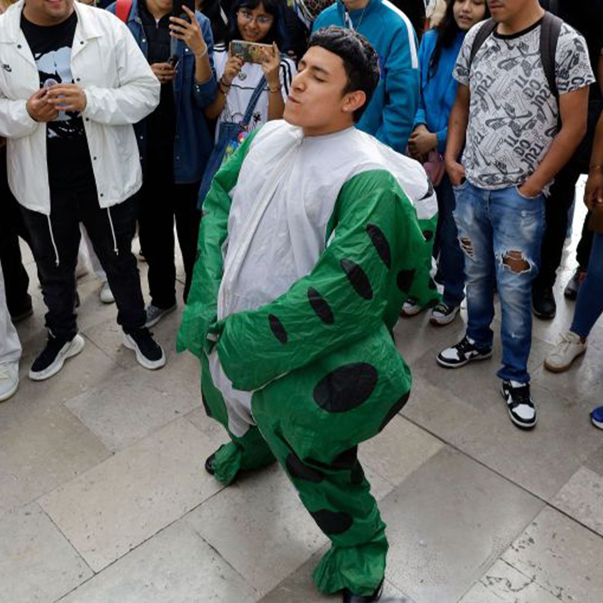 Dexerto's tweet photo. Teens in Latin America are doing “Aura battles” on the street

They are facing off with dances, poses and memes for prize money and respect https://t.co/QtfWoa1lWe