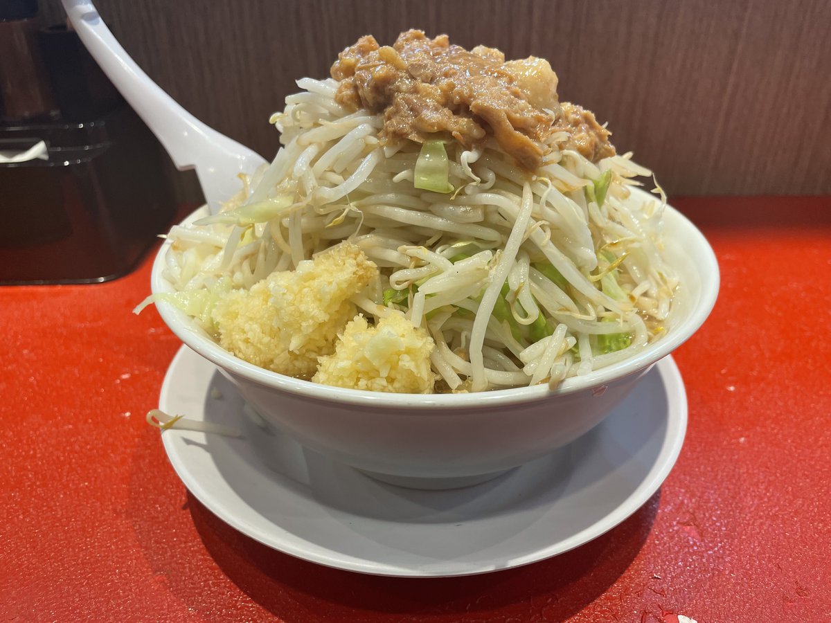 KSK1980's tweet photo. 大好きなラーメン！
以前子供連れてって取り分けてもいいのですか？と聞いた時、全然大丈夫ですよ仰ってくれたのですが、やはり1人1杯食べられるようになってかなと思い、本日念願の息子デビュー。
生にんにくは辛いから別添えにしますか？と気を使っていただいたり、限定でないのに炙りチーズまで🙏 https://t.co/HeoH1XthpL