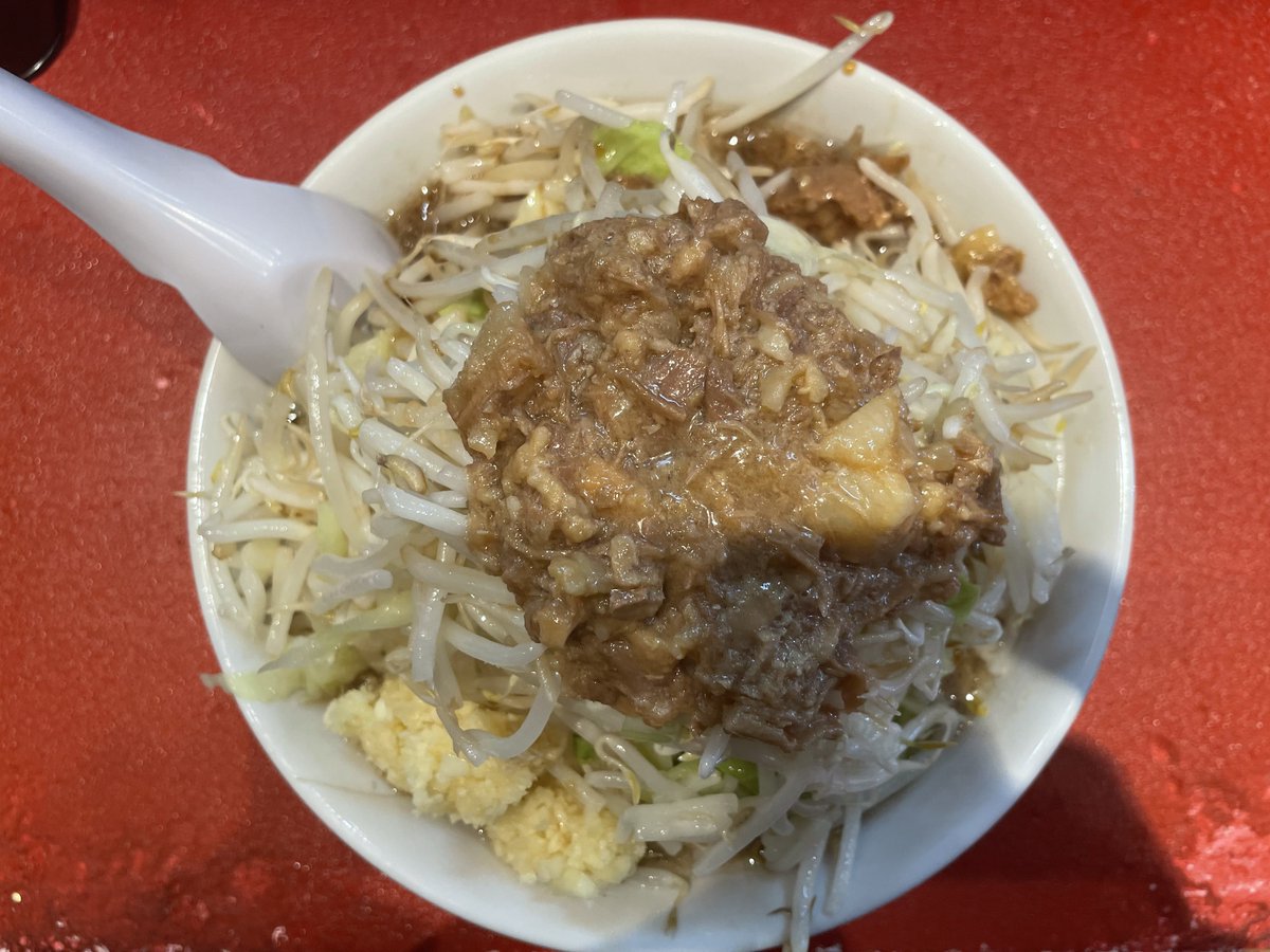 KSK1980's tweet photo. 大好きなラーメン！
以前子供連れてって取り分けてもいいのですか？と聞いた時、全然大丈夫ですよ仰ってくれたのですが、やはり1人1杯食べられるようになってかなと思い、本日念願の息子デビュー。
生にんにくは辛いから別添えにしますか？と気を使っていただいたり、限定でないのに炙りチーズまで🙏 https://t.co/HeoH1XthpL